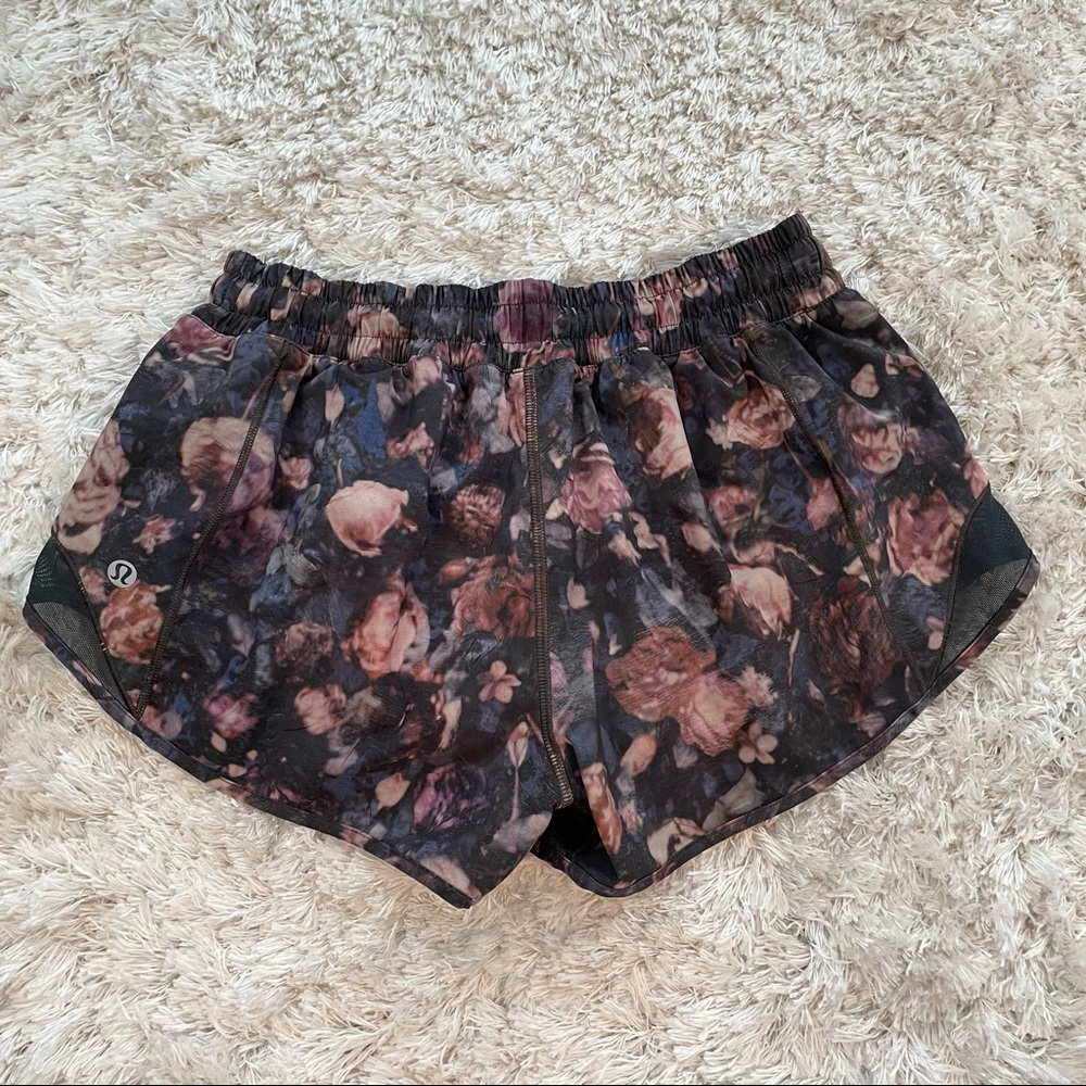 Lululemon Hotty Hot Short II *2.5"
Frosted Rose Multi / Melanite size 6